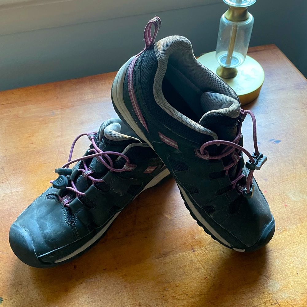KEEN waterproof hiking shoe (big kid sz 5)